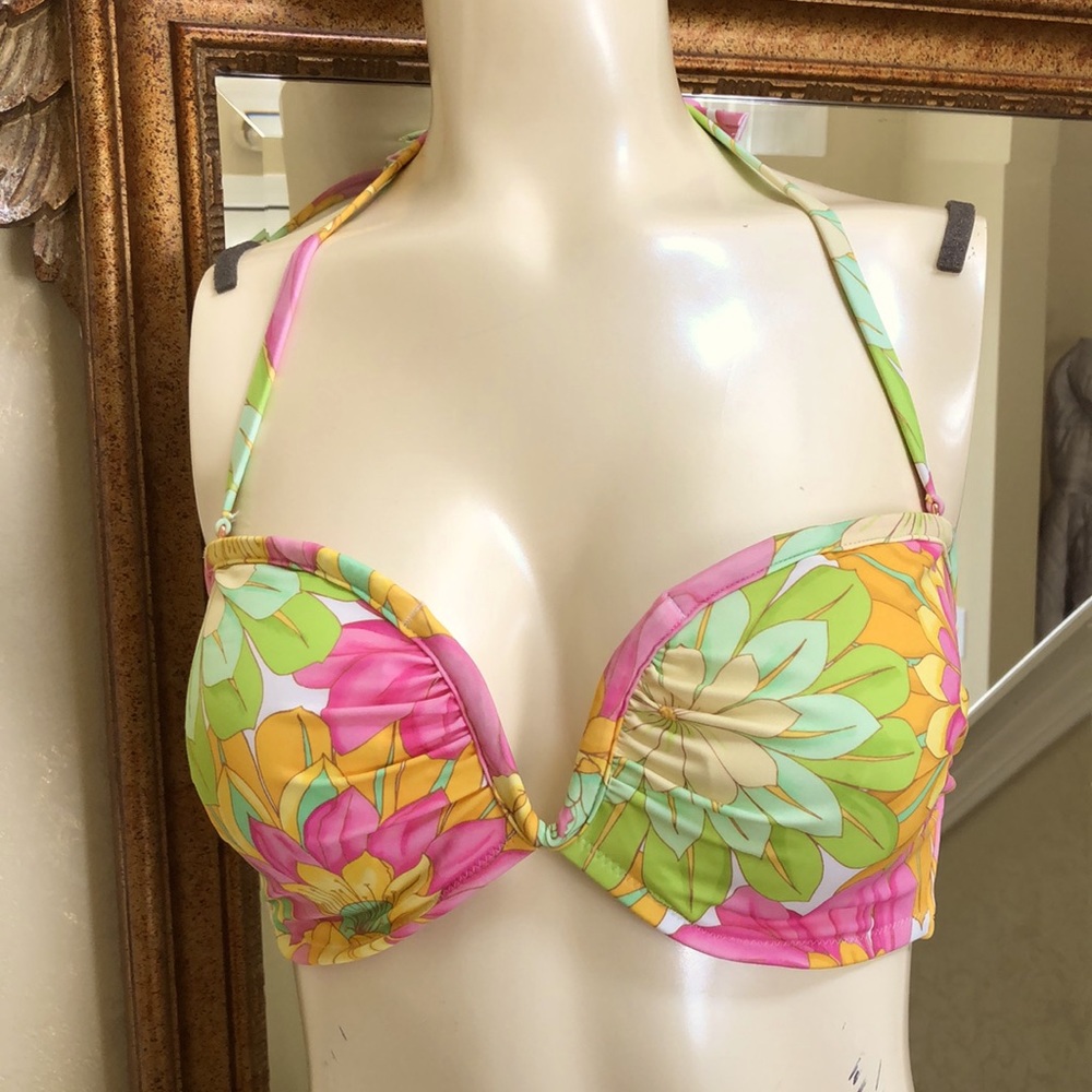 New Women’s floral bikini top. Size 36D. Adjustable back.  Underwire & wire V.